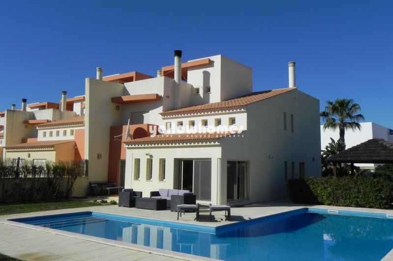 Moradia V4 com piscina perto de Vale do Lobo